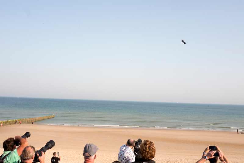 Illustration for article titled El inventor del Flyboard intenta cruzar de Francia a Inglaterra volando. Se cae al agua